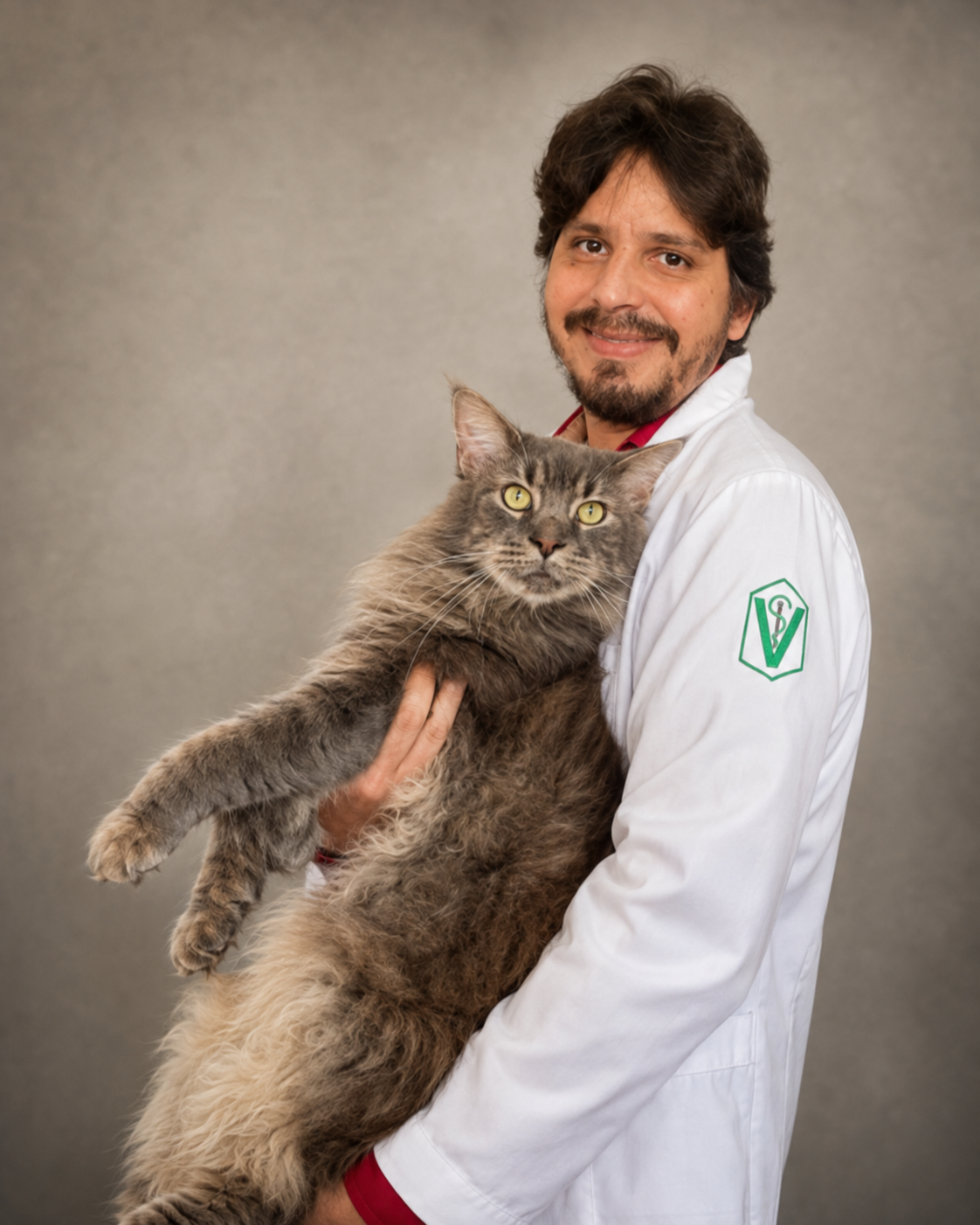 Dr. Vladimir Lênin, médico veterinário, com um gato Maine Coon